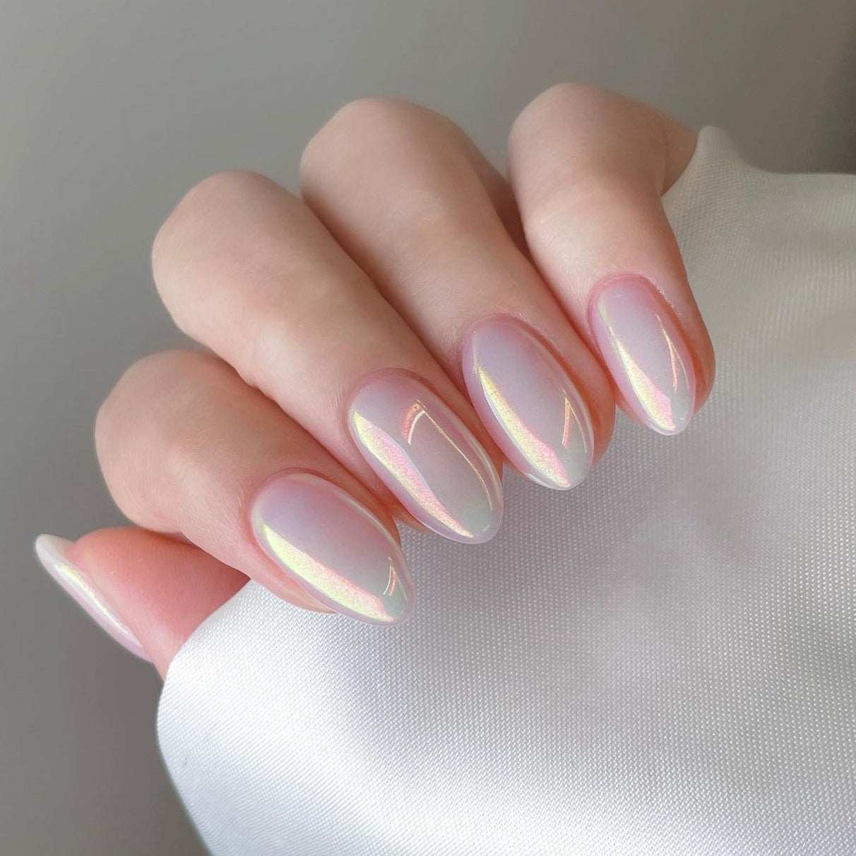 004.Iridescent Pearl Chrome Press-On Nails – Glossy Almond Shape, Wedding & Classy Fake Nails